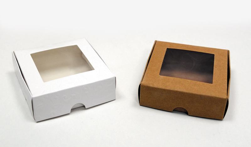 ΚΟΥΤΙ ΧΑΡΤΙΝΟ ΜΕ ΠΑΡΑΘΥΡΟ ΖΕΛΑΤΙΝΑ 8cm x 8cm x 2.5cm 0506225