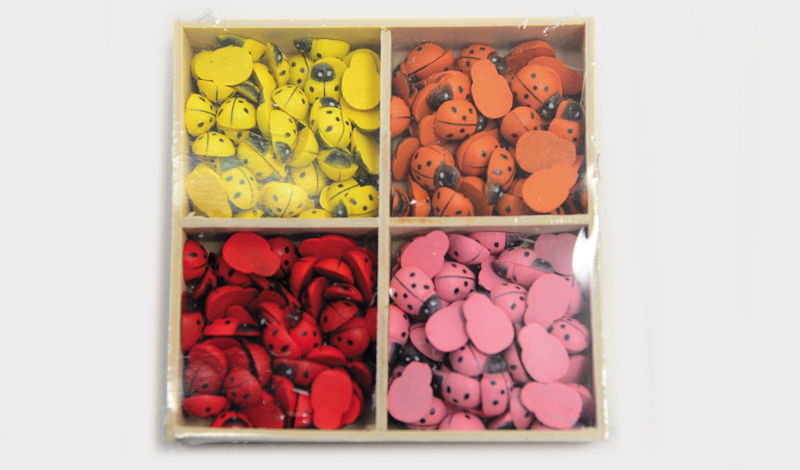 ΞΥΛΙΝΟ ΚΟΥΤΙ ΜΕ 200 ΧΡΩΜΑΤΙΣΤΕΣ ΠΑΣΧΑΛΙΤΣΕΣ 9cm x 9cm 0519568