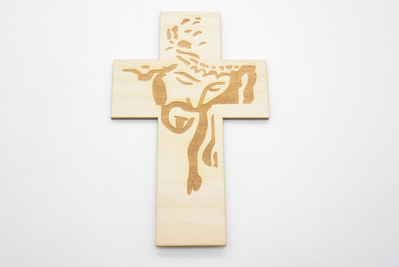 Ξύλινος Σταυρός με χαραγμένο τον Ιησού (159966105)